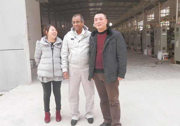 外籍商人与公司采购经理及员工亲密合影